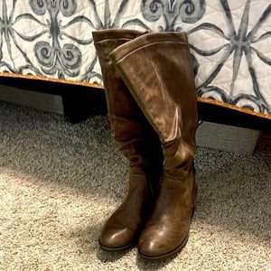 Bare traps size 8 just below the knee boots